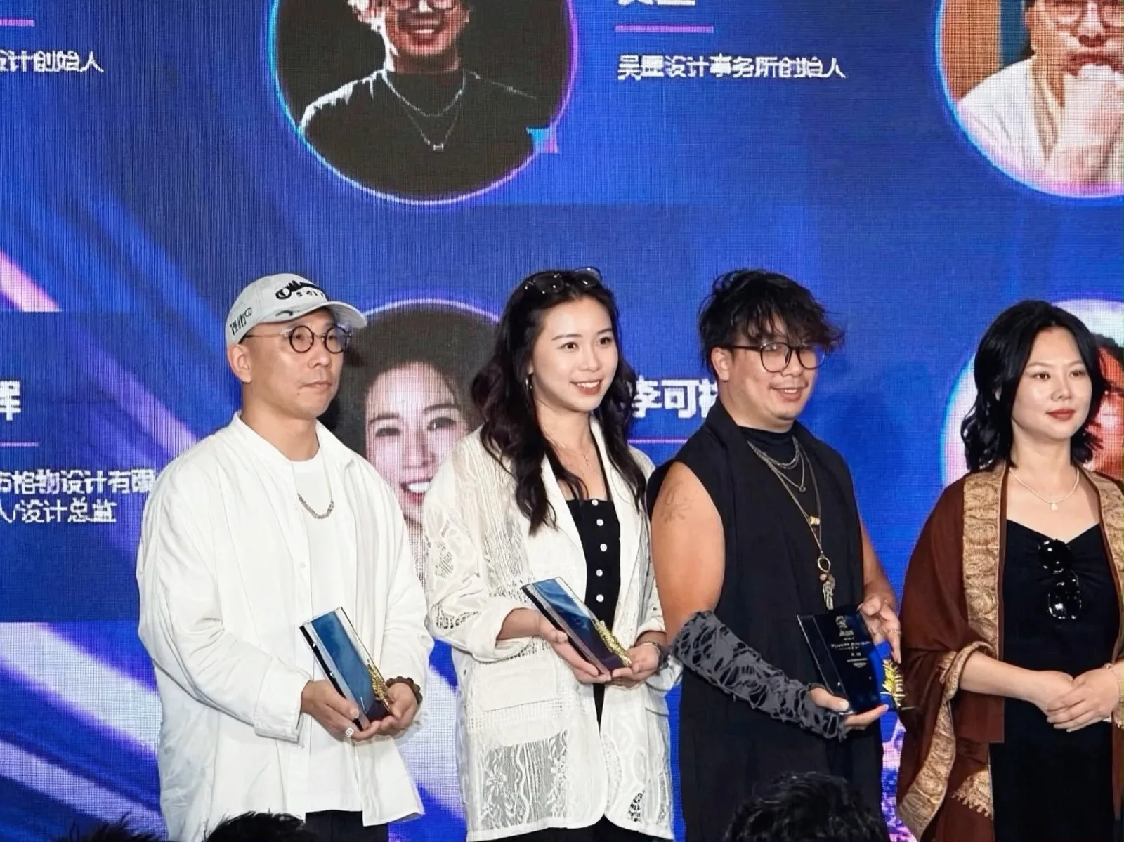 李可裕喺星灣獎頒獎台上手持獎座